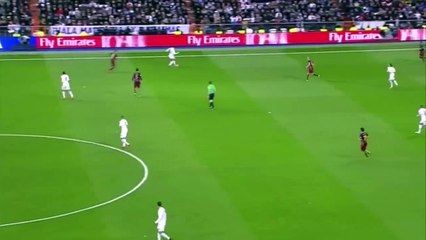 Isco's dribbling between 3-4 players vs Barcelona