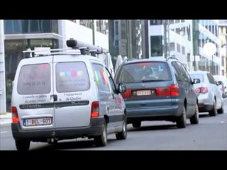 KRIZA NE GREQI MIJERA QYTETARE NE RADHE PER TE DOREZUAR TARGAT E MAKINAVE LAJM