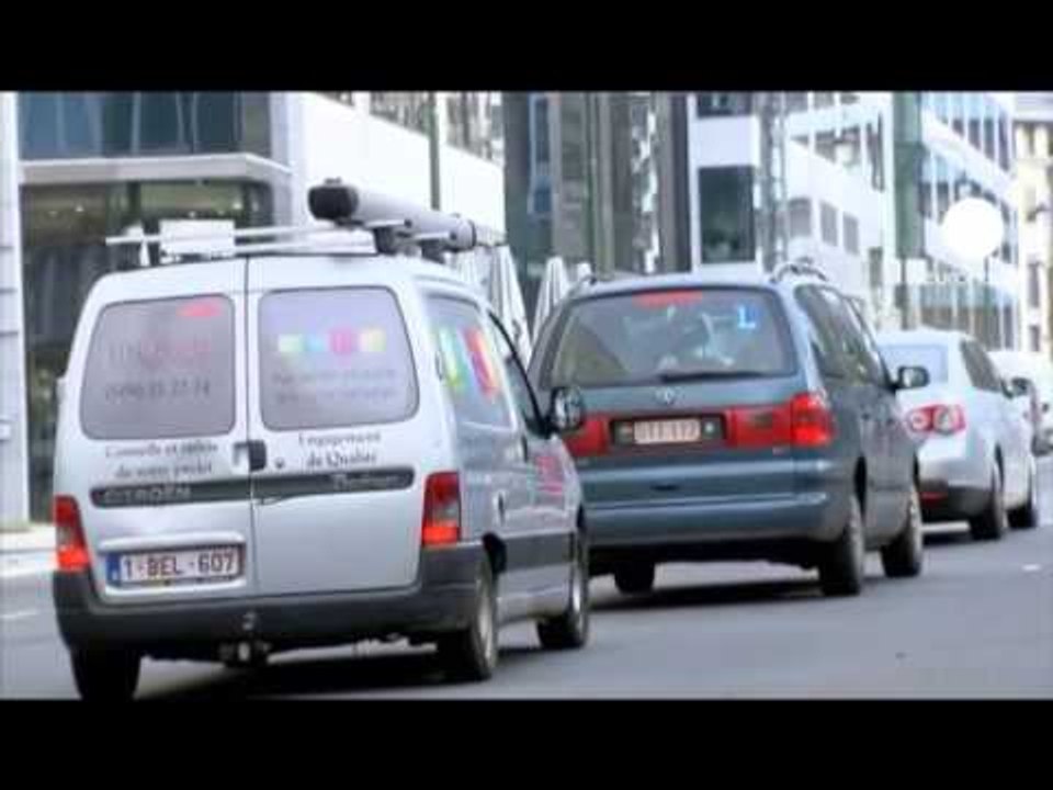 KRIZA NE GREQI MIJERA QYTETARE NE RADHE PER TE DOREZUAR TARGAT E MAKINAVE LAJM