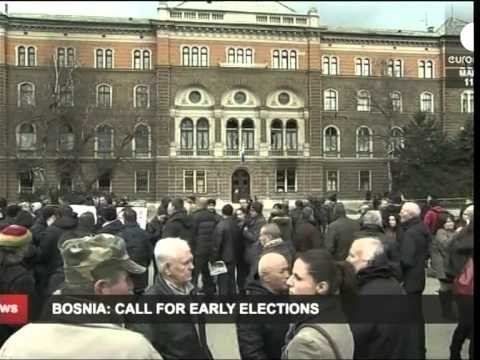 RINISIN PROTESTAT NE BOSNJE TUBUESIT NE SARAJEVE KERKOJNE ZGJEDHJE TE REJA PARLAMENTARE LAJM