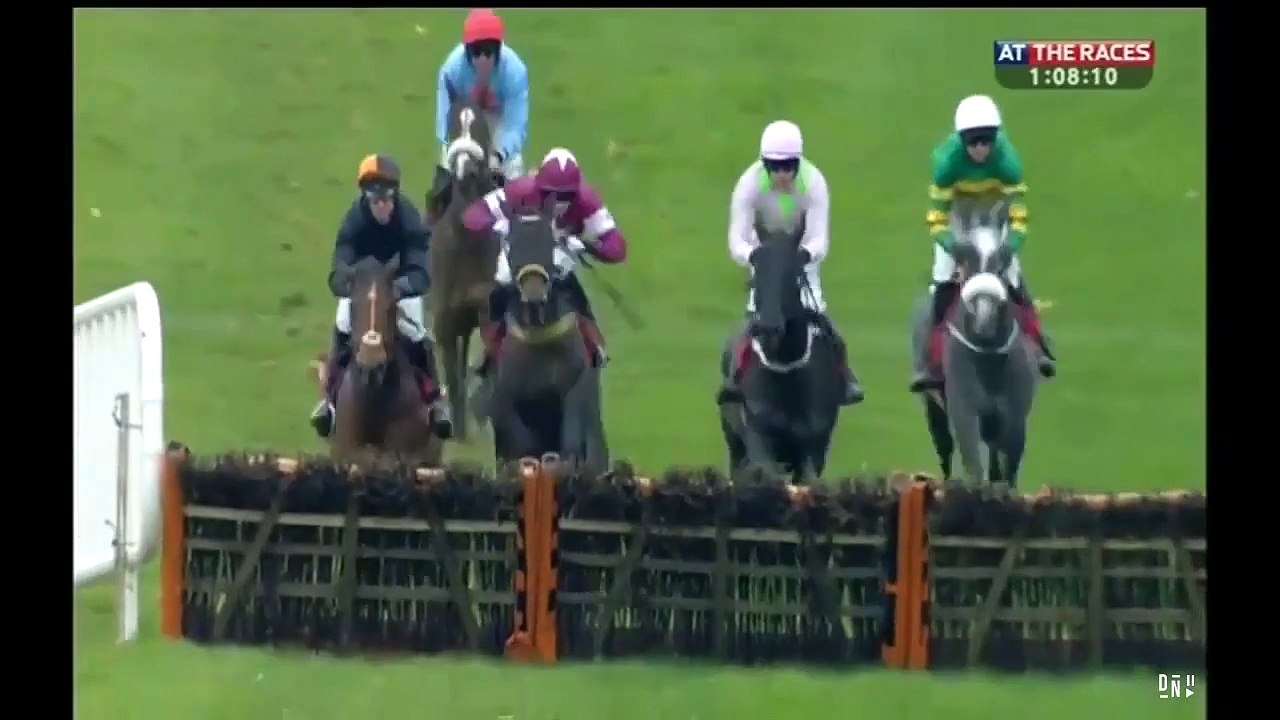 Il sauve son adversaire après une lourde chute lors d’une course hippique!