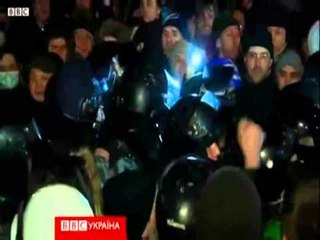 PLAGOSET ISH MINISTRI PERLESHJE NE UKRAINE MES POLICISE DHE PROTESTUESVE LAJM