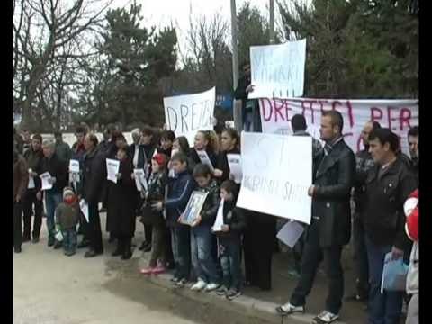 PROTESTA PER DY PESHKATARET FAMILJARET KERKOJNE HETIM TE PLOTE PER VRASJEN E TYRE LAJM