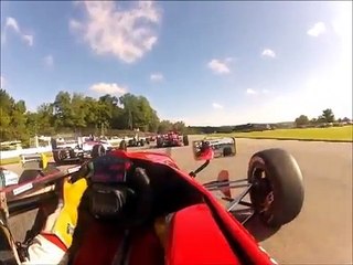Огромный Формула автомобильной аварии, USF2000 в середине Огайо спортивный автомобиль курс