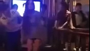 Hot girl đang nhảy trong Bar bất ngờ bị thanh niên troll tụt quần, đươc 1 phen đã