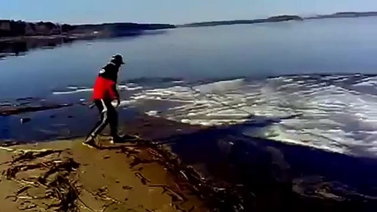 Провалился под лед.