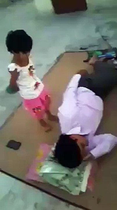 ھاھاھا اس بچی کی باپ کیساتھ شرارت چیک کریں