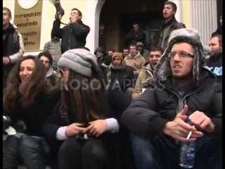 STUDENTET NE PRISHTINE VAZHDON BLLOKIMI I REKTORATIT DERI NE PLOTESIMIN E KERKESAVE LAJM