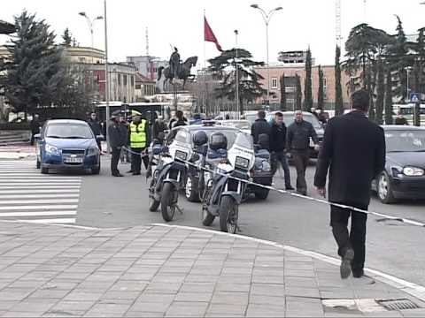 ALARM FALS PER BOMBE POLICIA E TIRANES NE GADISHMERI, KONTROLL MAKINAVE TE BASHKIA LAJM