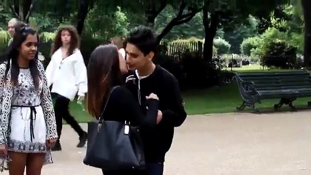 Beijos com pegada beijando mulheres Super gostosas Best Kissing Pranks Sexy Of 2015