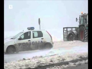 BORA NE SERBI EVAKUOHEN 190 PERSONA TE BLLOKUAR MBYLLET KUFIRI HUNGAREZ LAJM