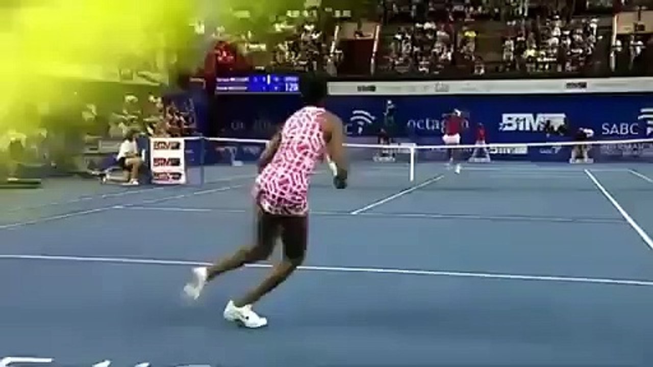 S e x y Sareena Williams Laughting at Venus Williums..