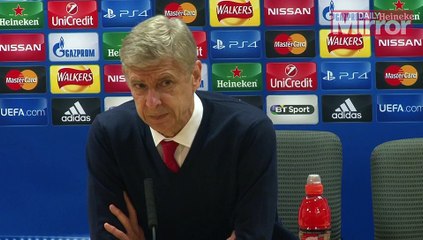 O Βενγκέρ αστειεύεται με δημοσιογράφο