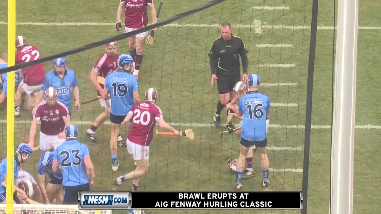 Bagarre générale pendant un match de Hurling à Dublin At Fenway Park