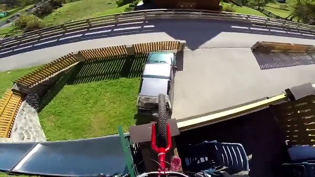 Постановочный ролик но интересный - побег от полицейских на велосипеде