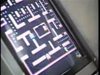 Chimpanzé jouant à Ms. Pac-Man