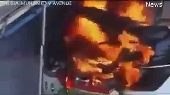 أول فيديو مصور من طرف مواطن على عين المكان لموقع إنفجار حافلة الأمن في العاصمة التونسية