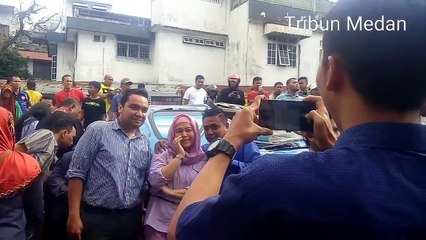Terobos Plang Perlintasan, Kereta Api Tabrak Angkutan Umum