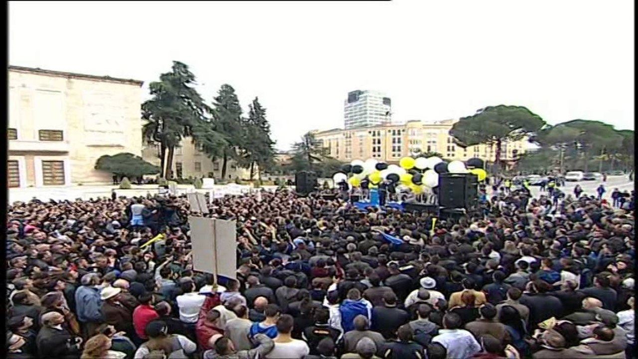 KRYETARI I OPOZITES BASHA GJATE FJALIMIT NE PROTESTE