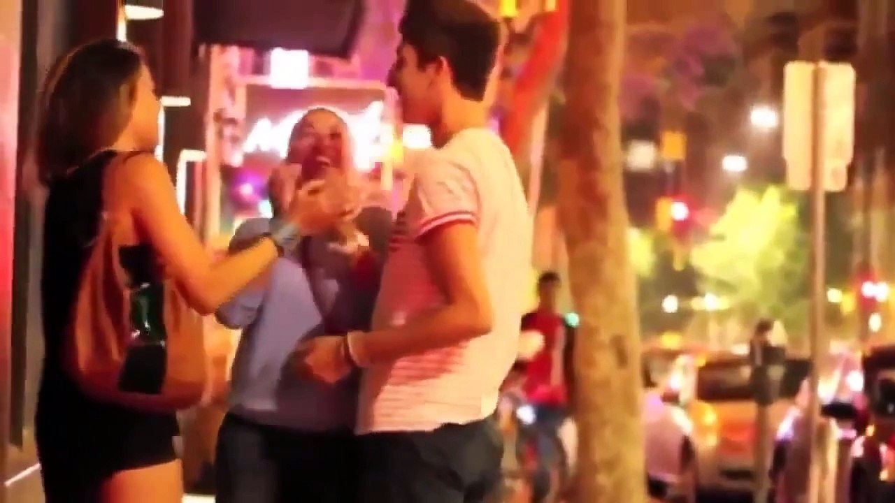 beijando mulheres gatas bem Quetes Kissing Pranks Of 2015 Best Kissing Pranks HQ