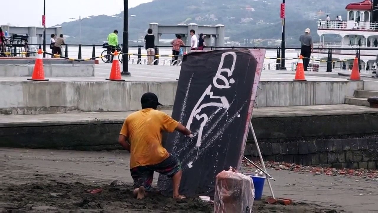 Street Artist Drawing Bruce Lee Painting