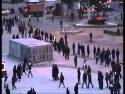 PERLESHJE NE STAMBOLL POLICIA SHPERNDAN DEMONSTRUESIT ME GAZ LOTSJELLES LAJM