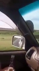 Yol Boyunca Yuvarlanan Dev Su Tankı