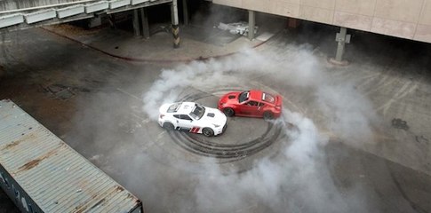 Tête à tête épique en drift pour deux Nissan 370z