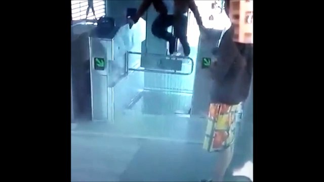 So painfull FAIL in subway! It hurts...