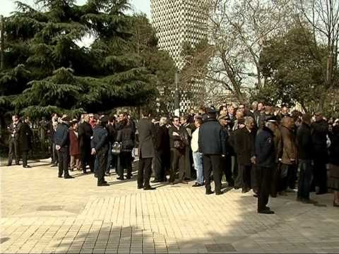 PROTESTA PARA KUVENDIT TE SHKARKUARIT NGA PUNA KERKOJNE QE TE MOS SHKELET LIGJI LAJM