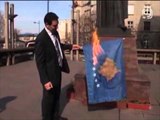 DJEG FLAMURIN POLITIKANI RADIKAL SERB I VE FLAKEN FLAMURIT TE KOSOVES LAJM