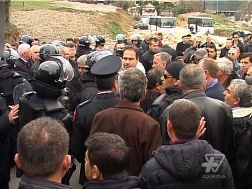 Protesta e furgonëve, bllokohen hyrjet e Tiranës - News, Lajme - Vizion Plus