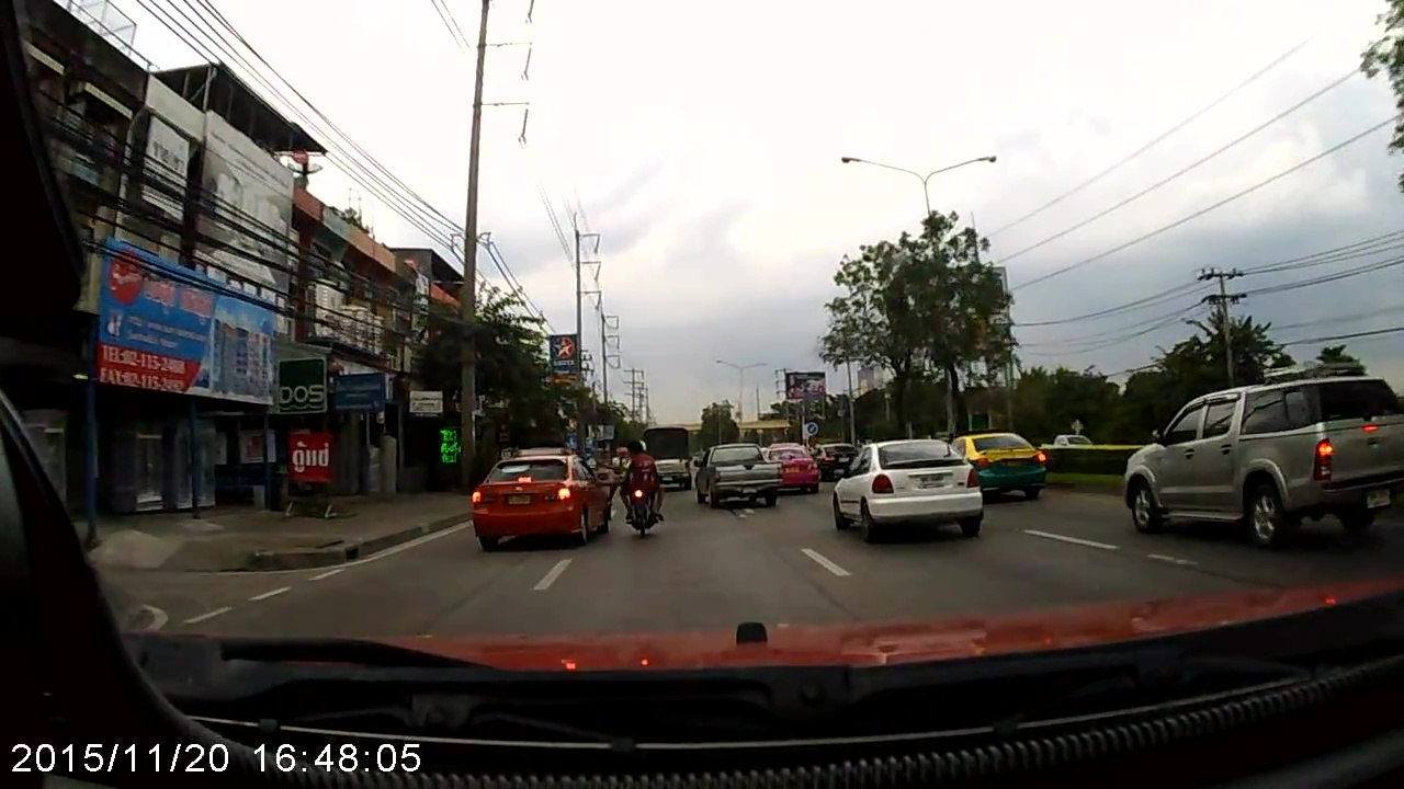 Il donne un coup de pied dans une voiture mais il n'aurait vraiment pas dû