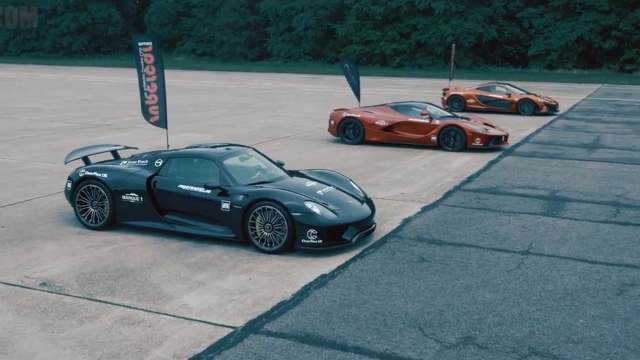 Course de 0 à 300km/h : LaFerrari vs McLaren P1 vs Porsche 918 Spyder