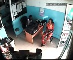Filmé par une camera de surveillance, il vole un ordinateur qu'il cache dans son pantalon
