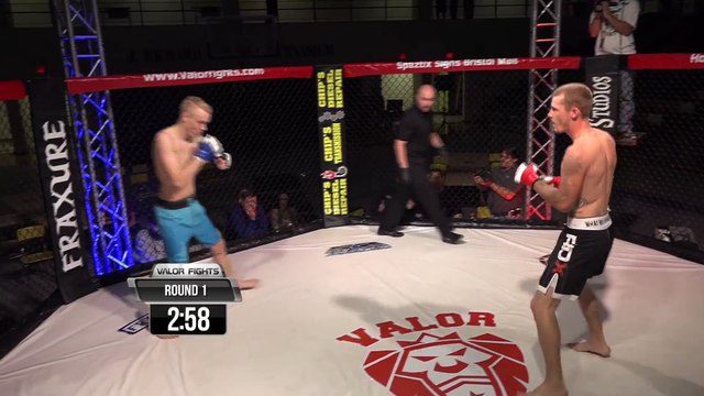 Un boxeur se fait casser la dent et mettre KO sur 2 coups de poing