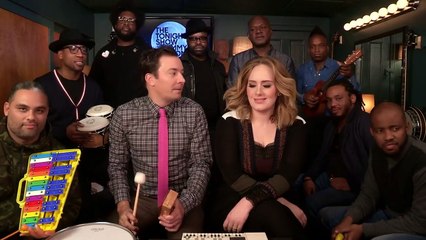 Adele nous réinterprète "Hello" accompagnée de "The Roots" avec des instruments pour enfants