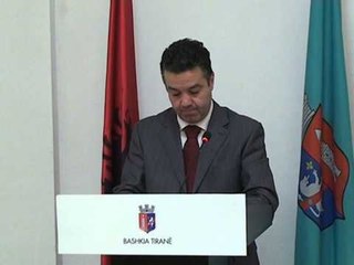 BLLOKOHET BULEVARDI I RI PROBLEM SHPRONESIMET,INUK BEN VERIFIKIMET E DOKUMENTACIONIT LAJM