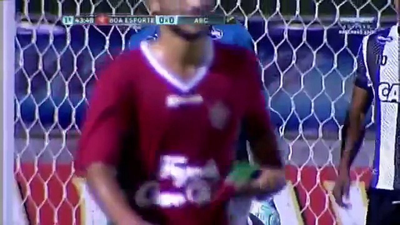 Une reprise de volée magistrale... mais malheureusement contre son camp