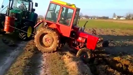 amazing tractor broken in half,traktor fastnat,soldiers at work,Traktori vs Land Roveri