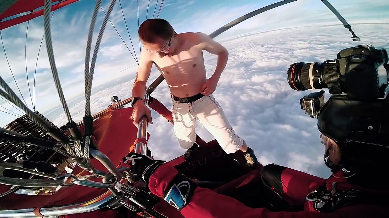 Il saute d'une montgolfière sans parachute