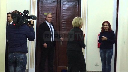 Report TV - Videolajm/ Ministrja Mimi Kodheli "ngacmohet" nga kameramanët