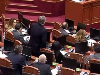 DEBATET NE PARLAMENT DEPUTETET OFENDIME DHE FYERJE GJATE SEANCES PLENARE LAJM
