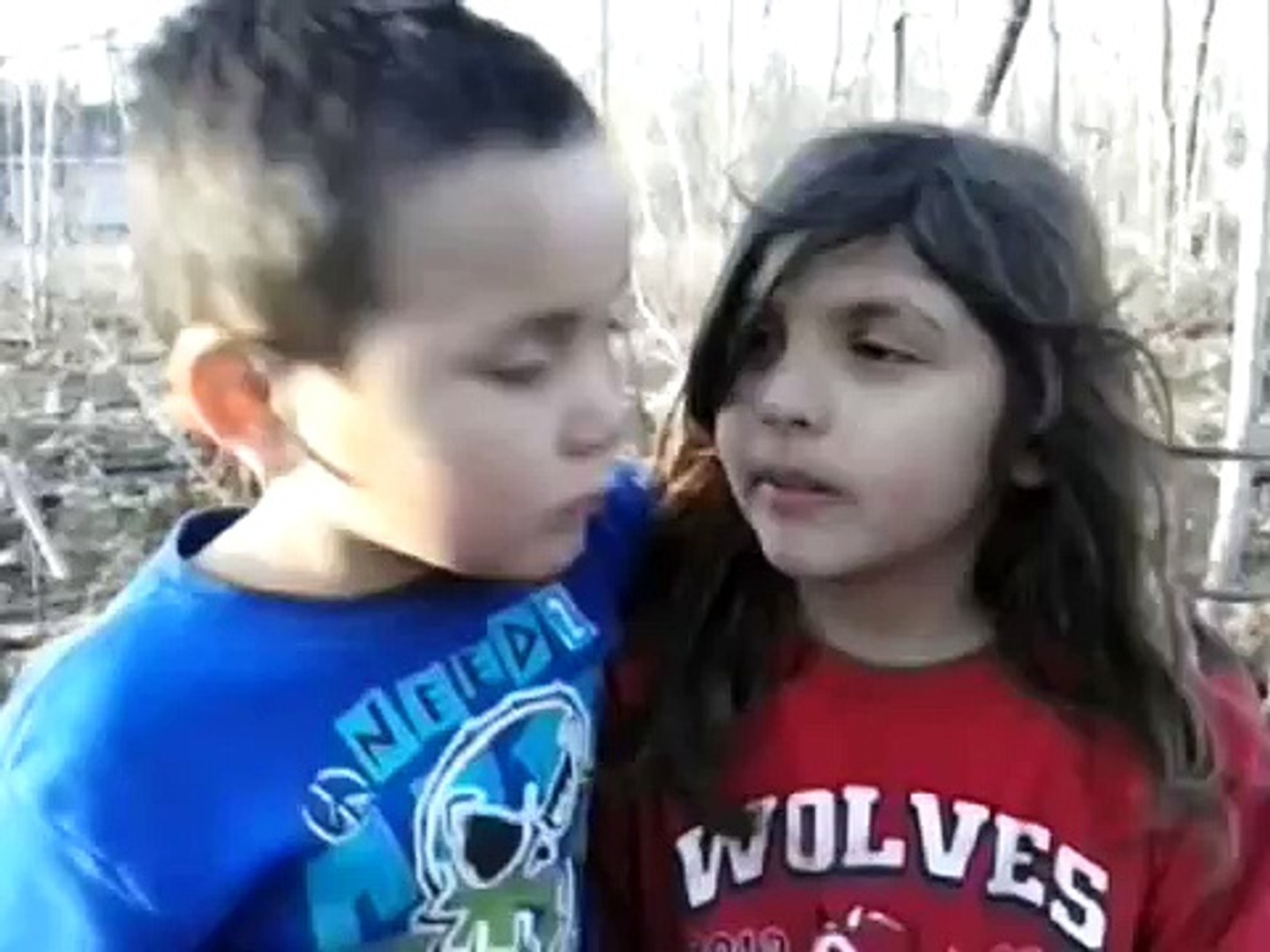 Kids kissing - video Dailymotion