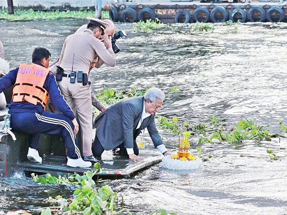 “ในหลวง-พระราชินี” โปรดเกล้าฯ ผู้แทนพระองค์ ลอยพระประทีปลำน้ำเจ้าพระยา