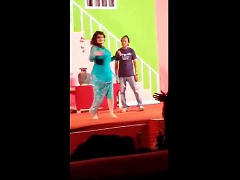 NEW LATEST PAKISTANI ACTRESS HOT STAGE MUJRA DANCE 2015