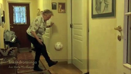 Une mamie de 90 ans, est spécialiste des jongles avec un ballon