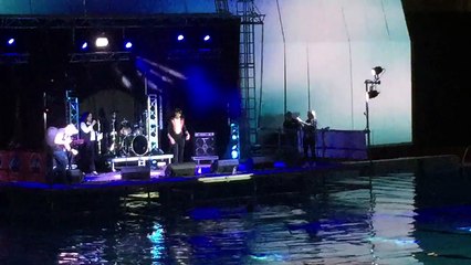Après s'être jetée dans le public, Shy'm se jette une nouvelle fois... dans une piscine !