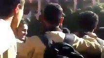 طلاب مدراس صنعاء يقذفون الحوثي بالاحذية