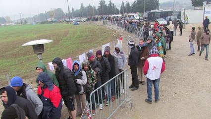 Tải video: Grèce/Macédoine: des migrants coincés à la frontière